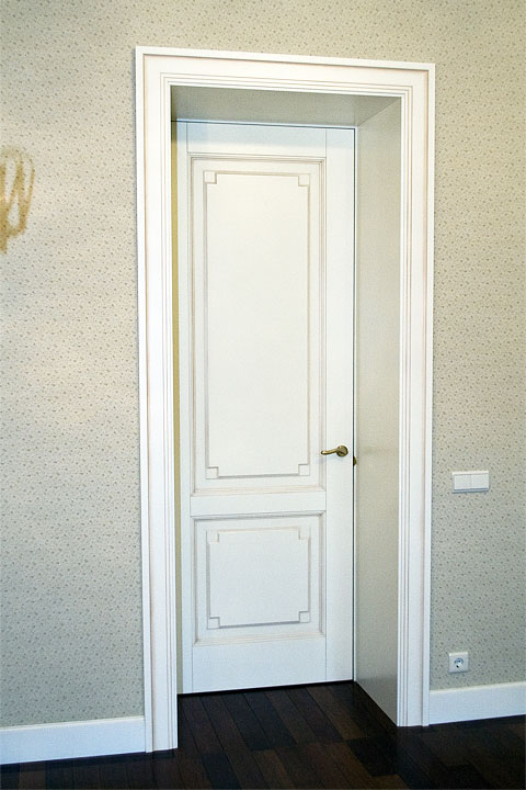 Двери белые с патиной