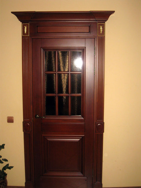Межкомнатная дверь со стеклом из массива бука
