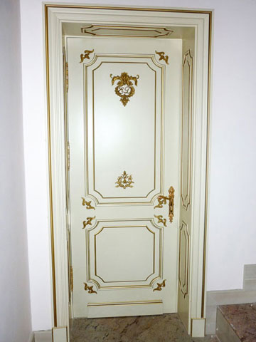 Двери межкомнатные в зал - эмаль с золотой резьбой