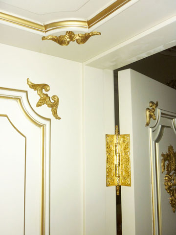 Двери межкомнатные в зал - эмаль с золотой резьбой