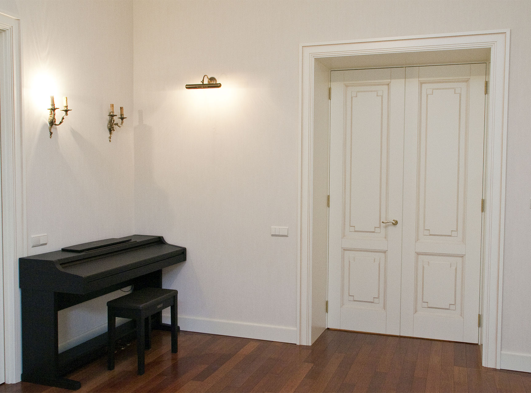 Фото квартир с белыми дверями фото