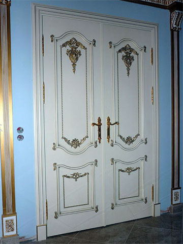 Двери в дворцовом стиле с резьбой