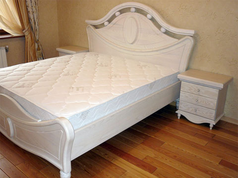 Спальня из массива ясеня: кровать и прикроватные тумбочки