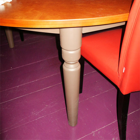 Стол с фигурной столешницей – нога