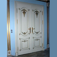 Двери в дворцовом стиле с резьбой