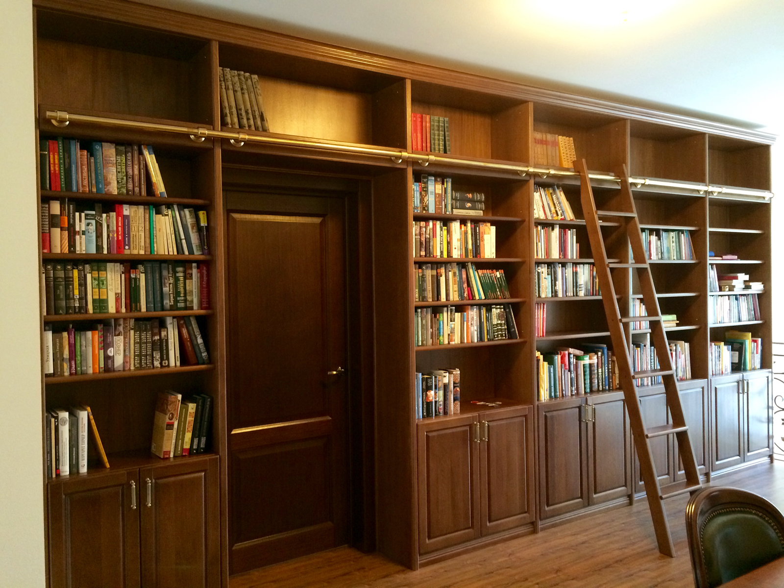 узкие книжные стеллажи для домашней библиотеки